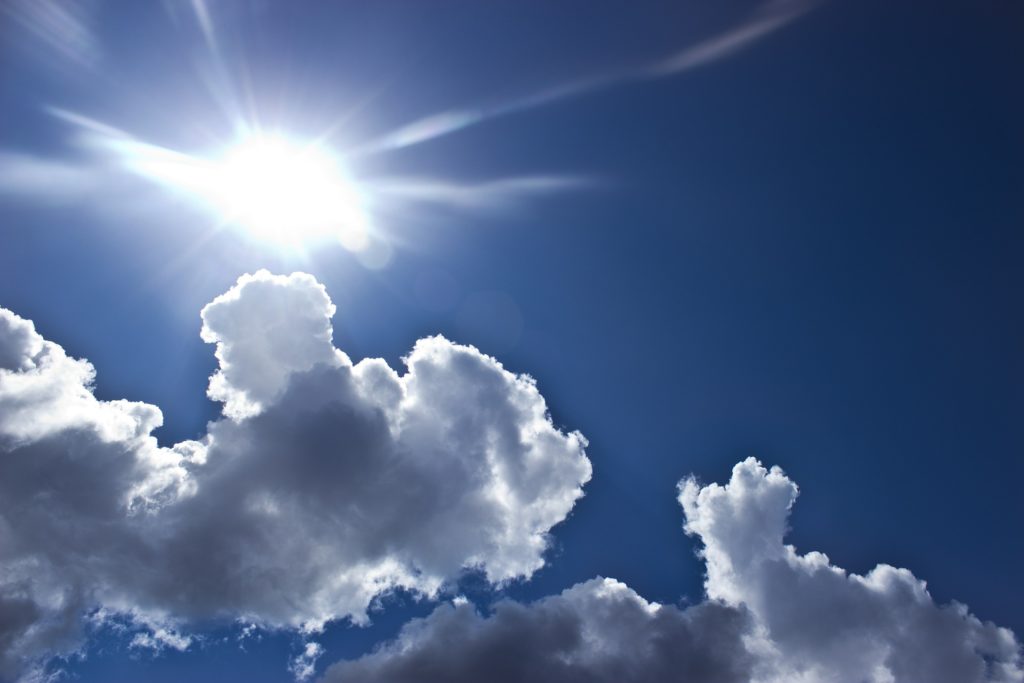 Sonnenlicht und Wolken als Symbol für körpereigene Vitamin-D-Bildung
